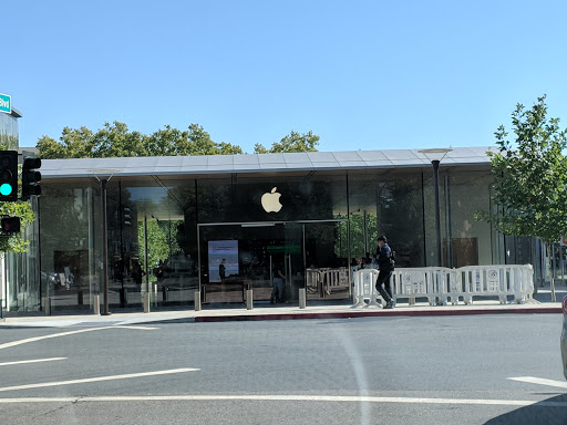 Apple Broadway Plaza image