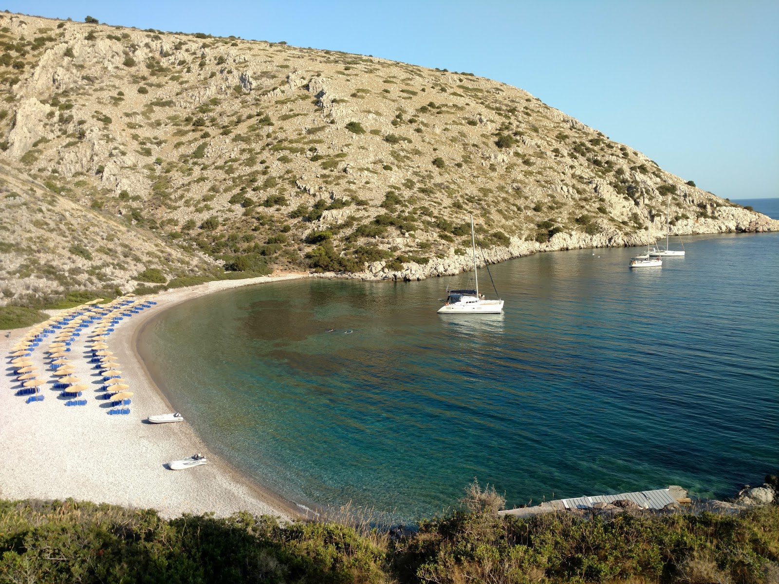 Fotografie cu St Nikolaos Beach cu o suprafață de pietricel ușor