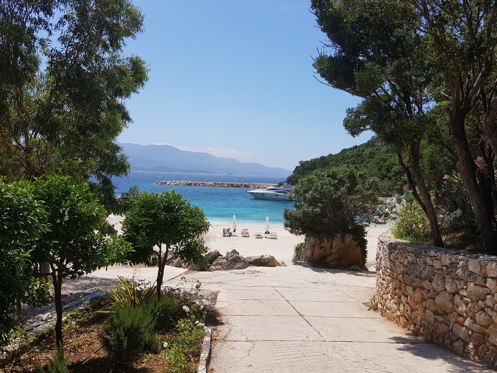 Foto van Koshtoves beach omringd door bergen