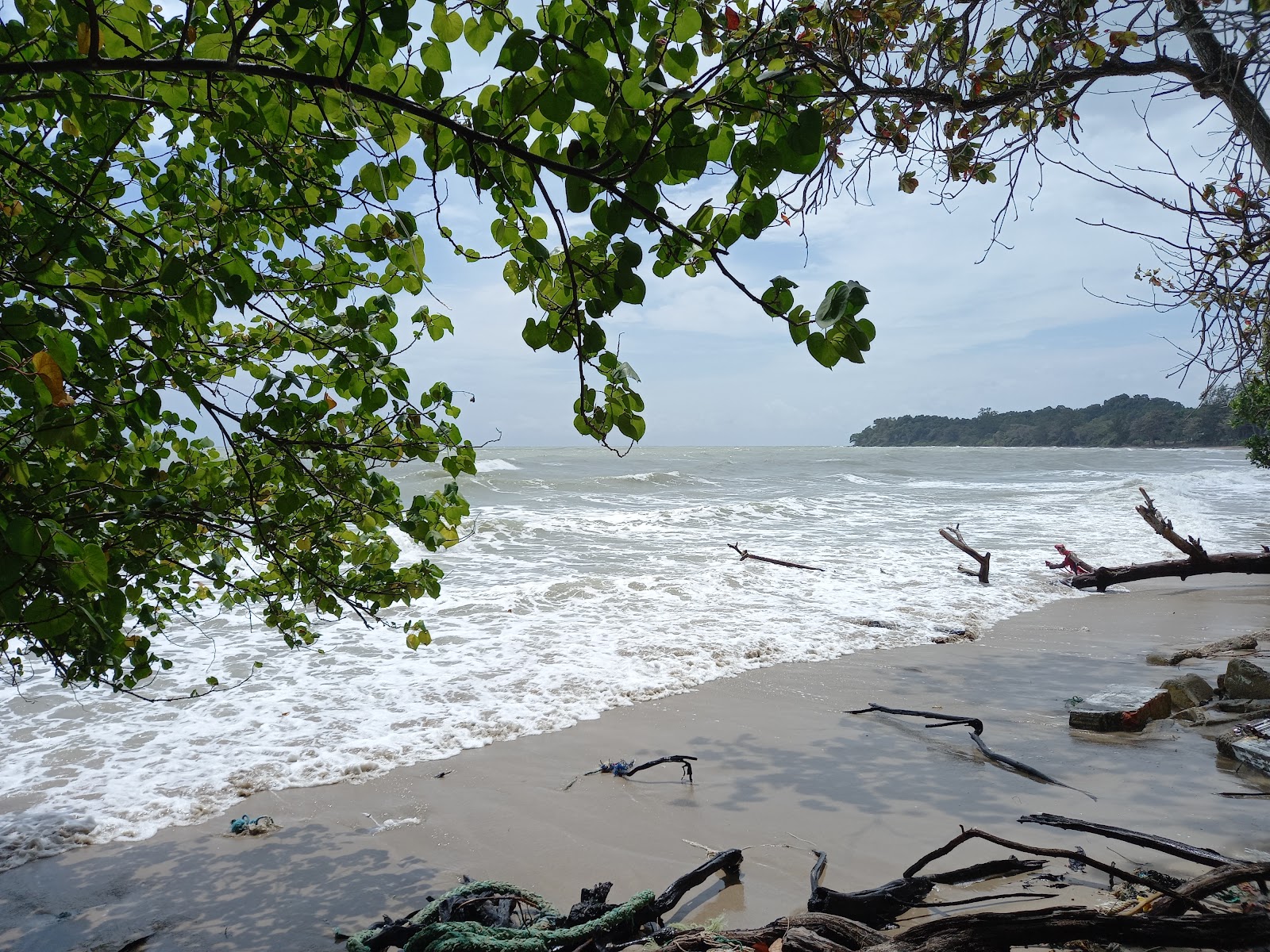 Foto de Batu Layar Beach - lugar popular entre os apreciadores de relaxamento