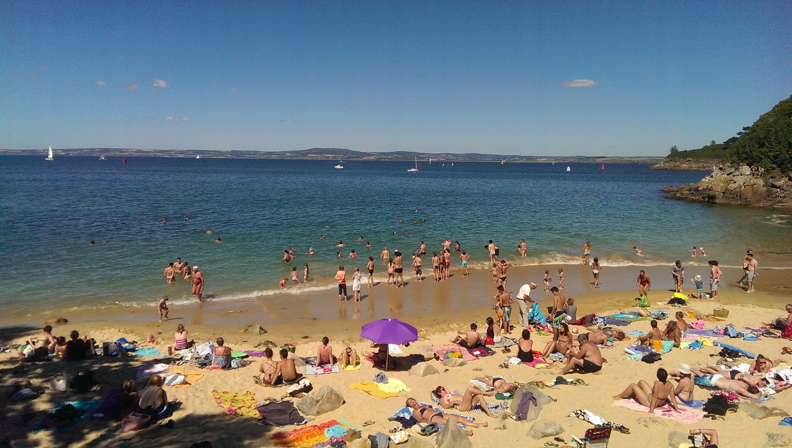 Valokuva Plage Saint-Jeanista. pinnalla sininen puhdas vesi:n kanssa