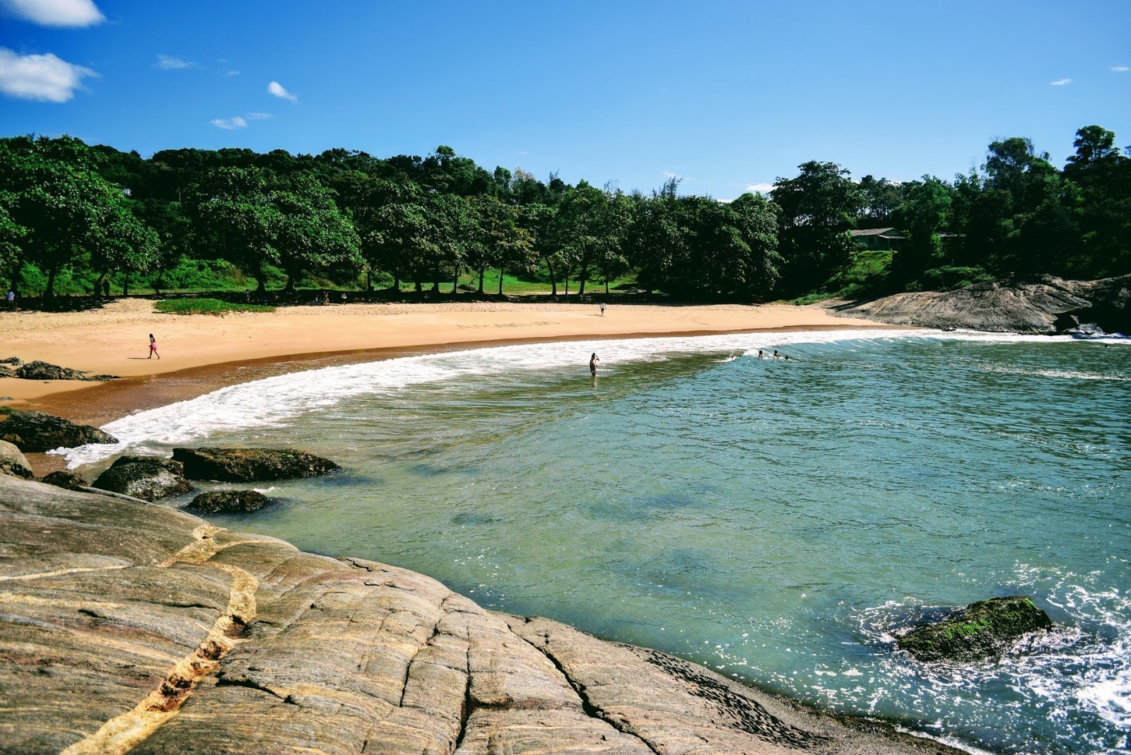 Foto av Praia dos Padres omgiven av berg