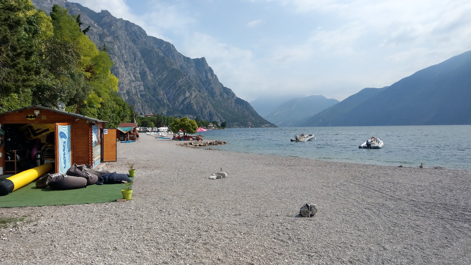 Foto di Spiaggia di Lemana sorretto da scogliere
