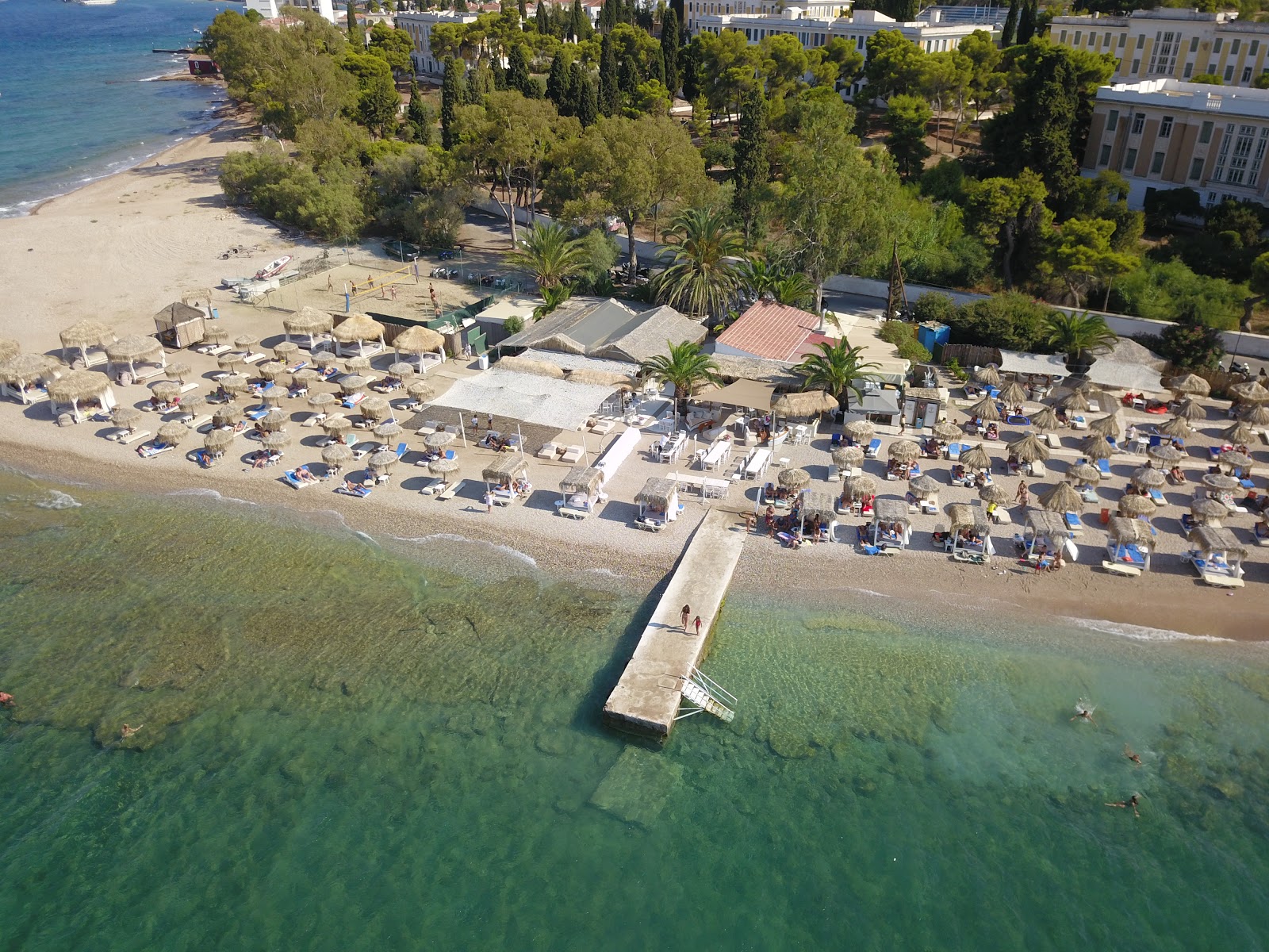 Fotografie cu Kaiki Beach cu o suprafață de apă verde deschis