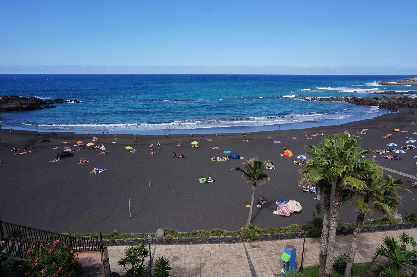 Foto de Playa del Castillo (Playa Jardin) con arena fina gris superficie