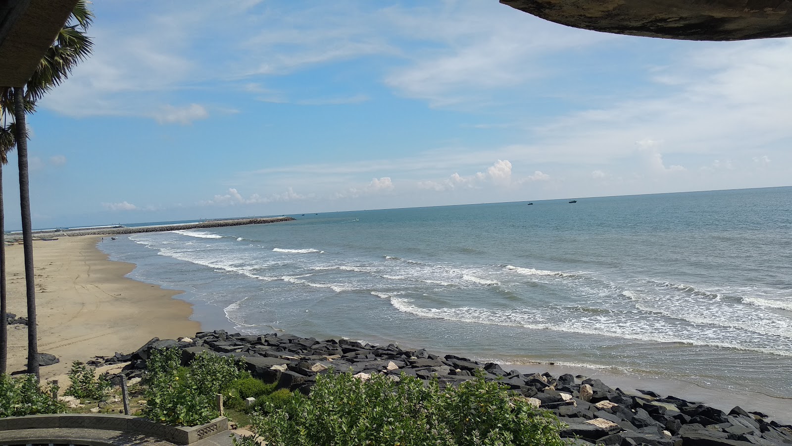 Photo de Poompuhar Beach avec droit et long