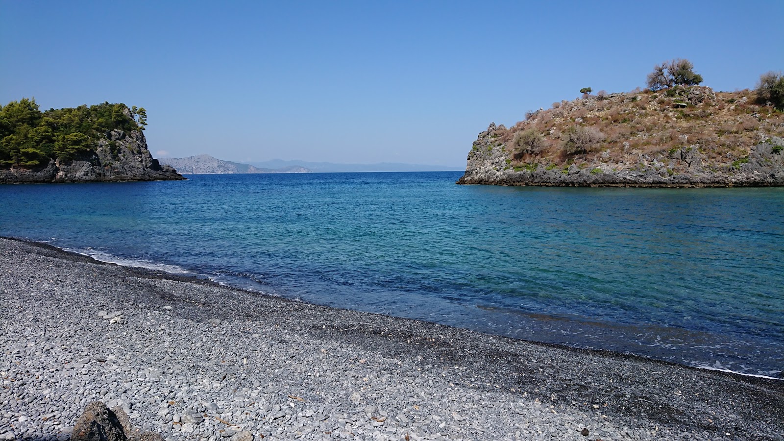 Foto de Sarakiniko beach con agua cristalina superficie