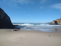 Foto von Cooks Beach mit etwas sauber Sauberkeitsgrad