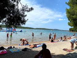 Pirovac beach'in fotoğrafı kirli temizlik seviyesi ile