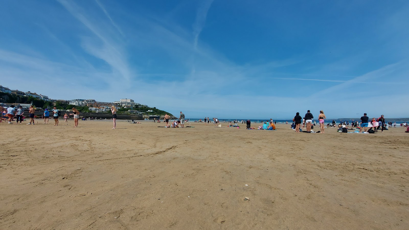 Foto af Towen Strand omgivet af bjerge