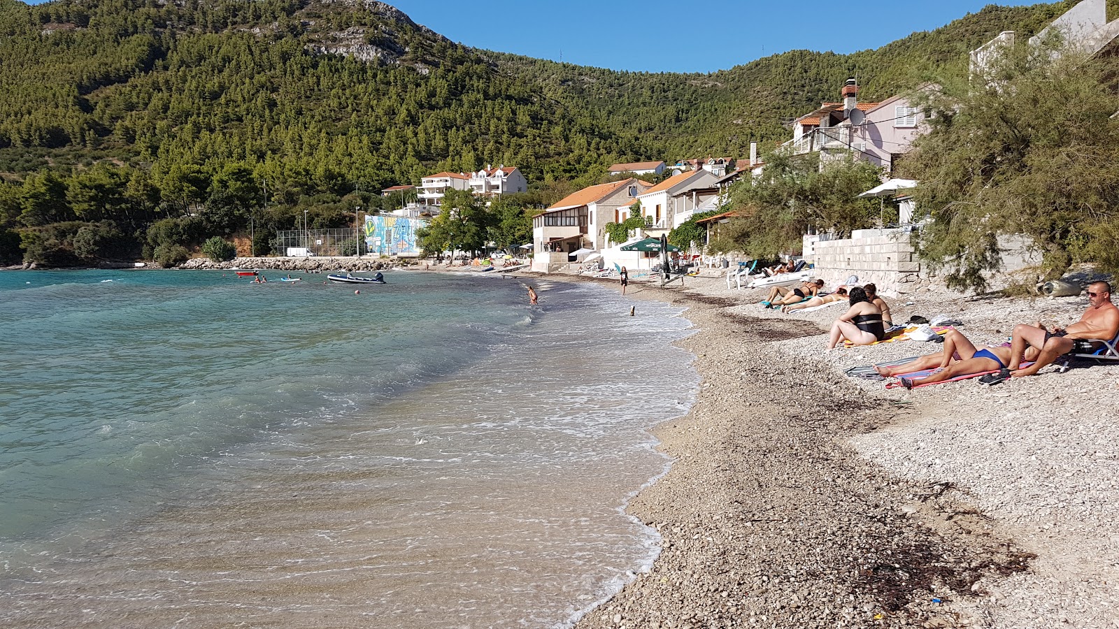 Foto di Zuljana beach circondato da montagne