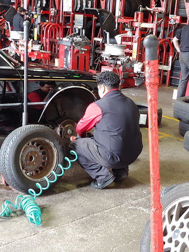 Tire Shop «Discount Tire Store - Kirkland, WA», reviews and photos, 12410 NE 124th St, Kirkland, WA 98034, USA