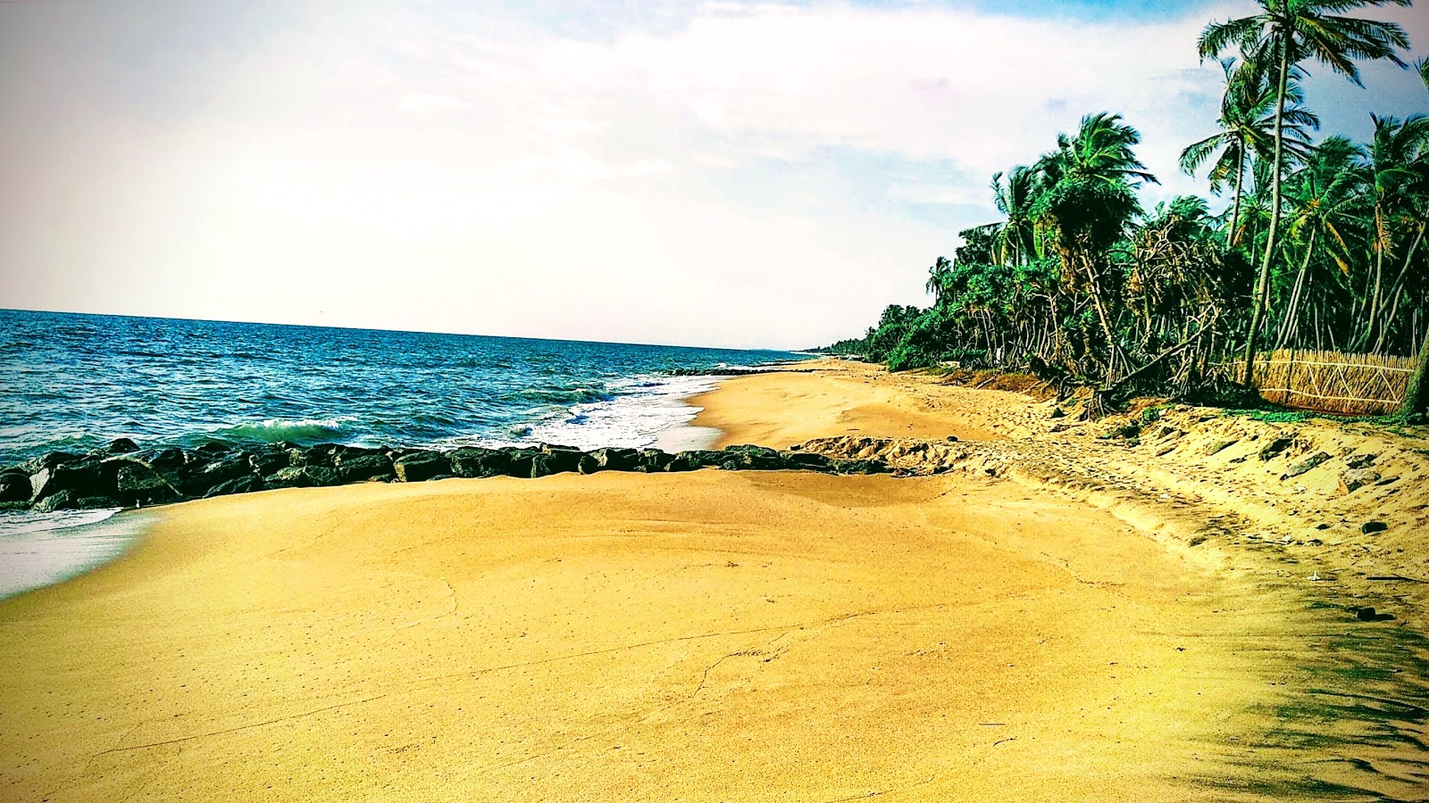 Foto di Muthupanthiya Beach con una superficie del sabbia luminosa
