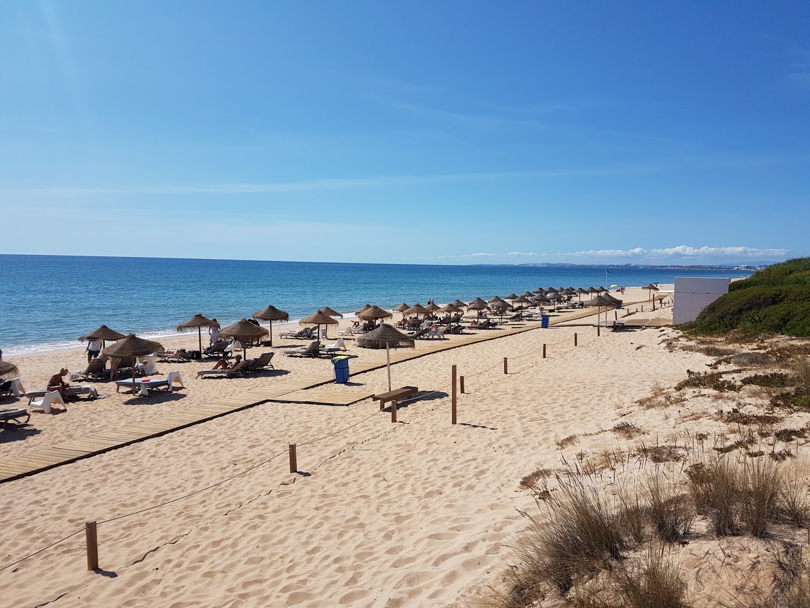 Fotografija Plaža Quinta do Lago z fino rjavi pesek površino
