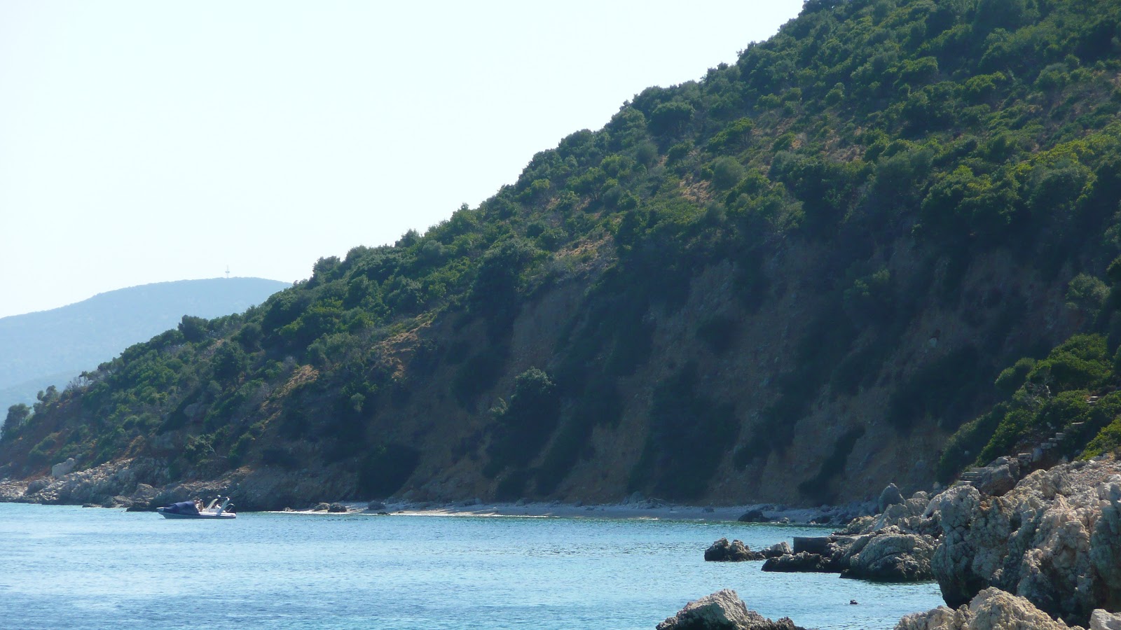 Foto de Paralia Mourtitsa II con guijarros grises superficie