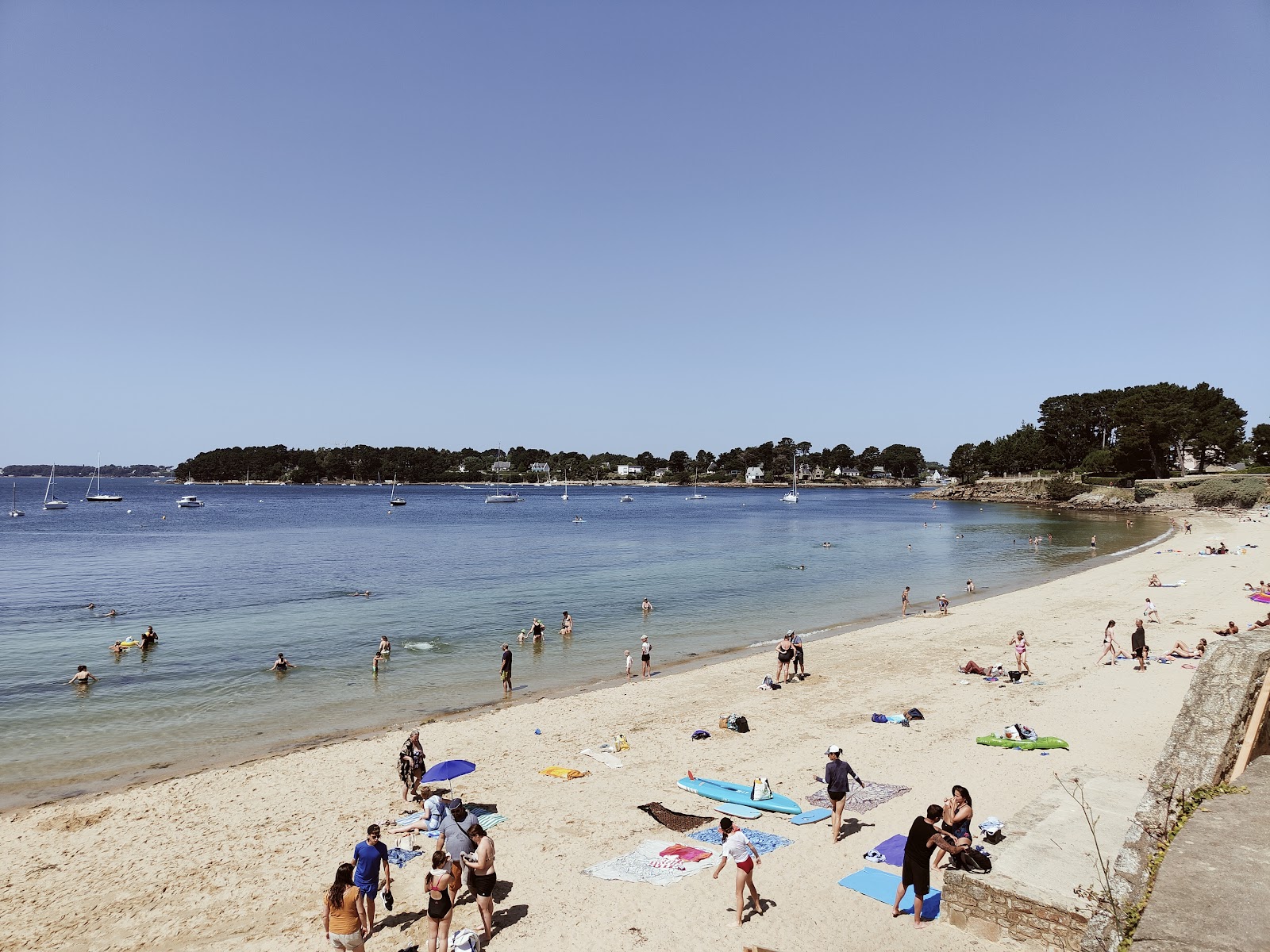 La Grande Plage du Drehen'in fotoğrafı geniş bir kıyı şeridi ile birlikte