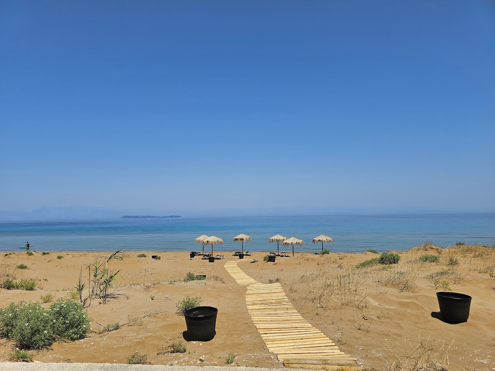 Photo de Mathraki Beach avec rivage droit, long