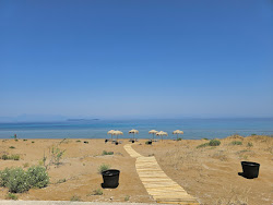 Photo de Mathraki Beach avec rivage droit, long