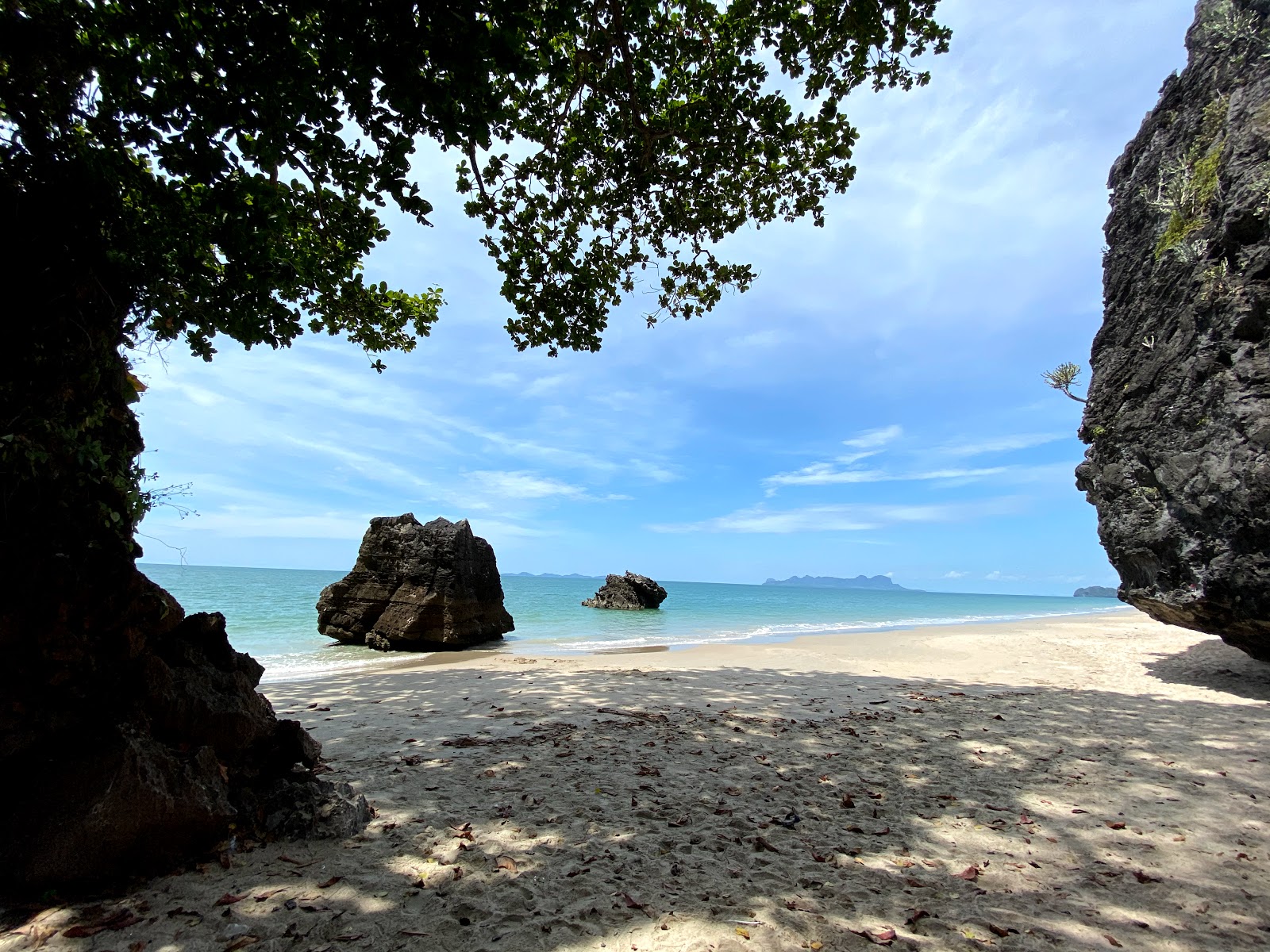 Photo de Hat Yao Beach avec rivage droit, long