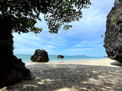 Photo de Hat Yao Beach avec rivage droit, long
