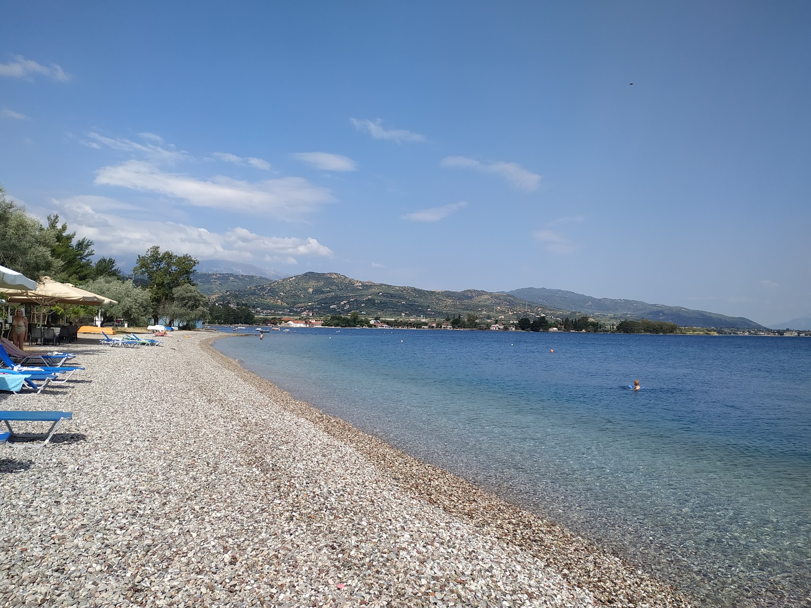 Foto von Paralia Akolis mit kleine, graue kiesel Oberfläche