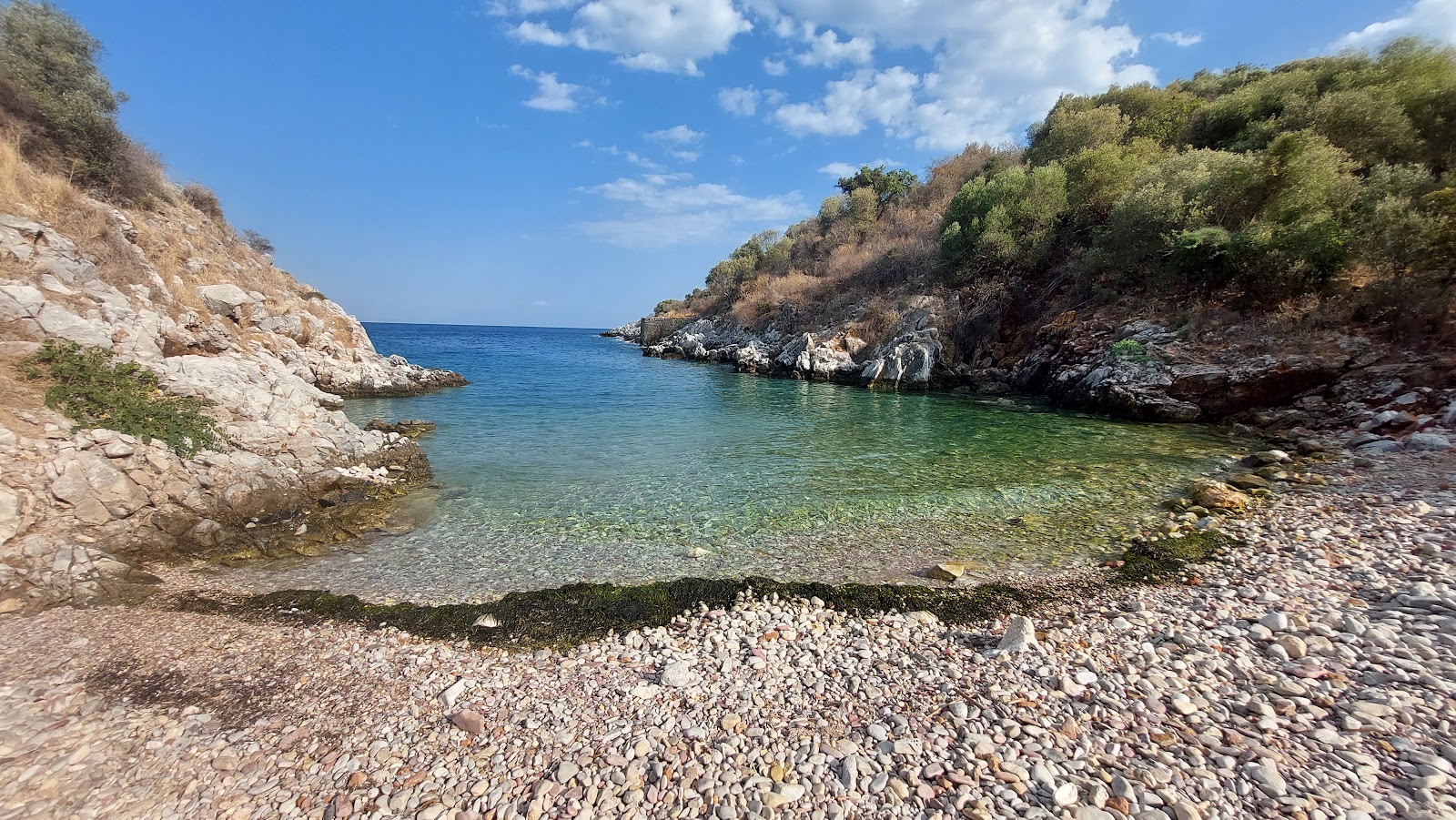 Fotografie cu Sebi's beach cu o suprafață de pietricele beige