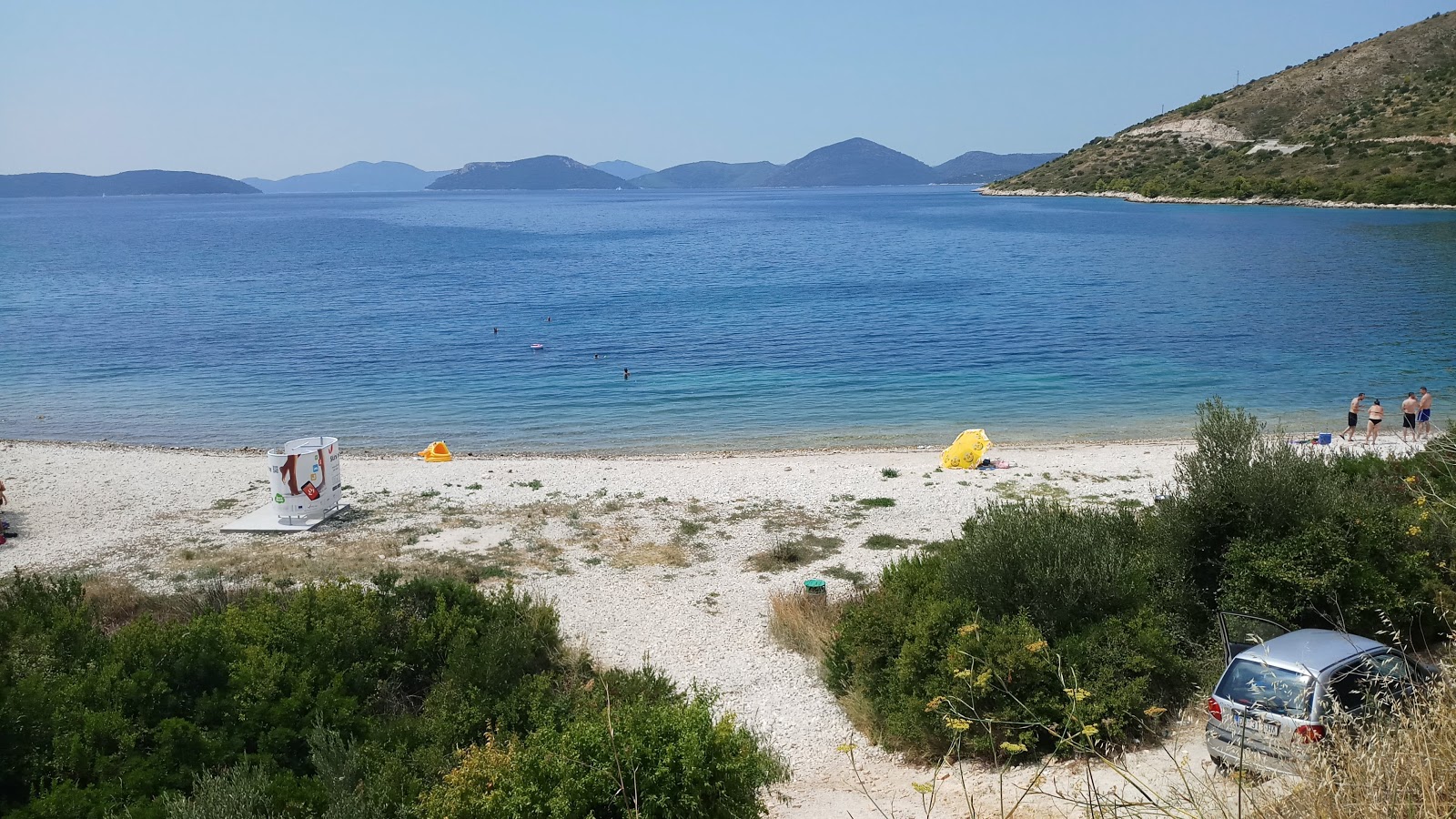 Foto av Budima beach omgiven av klippor