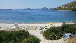 Foto di Budima beach sorretto da scogliere