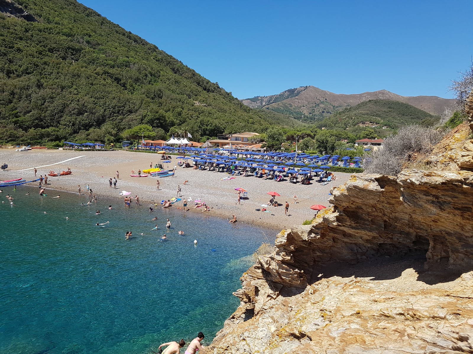 Photo de Ortano beach avec sable clair avec caillou de surface