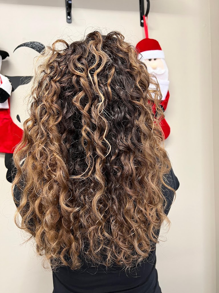 Adelia Varga Salon 20852