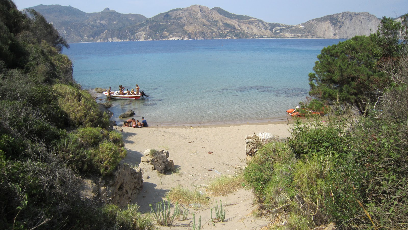 Foto di Paralia Dafni II con una superficie del sabbia marrone e rocce