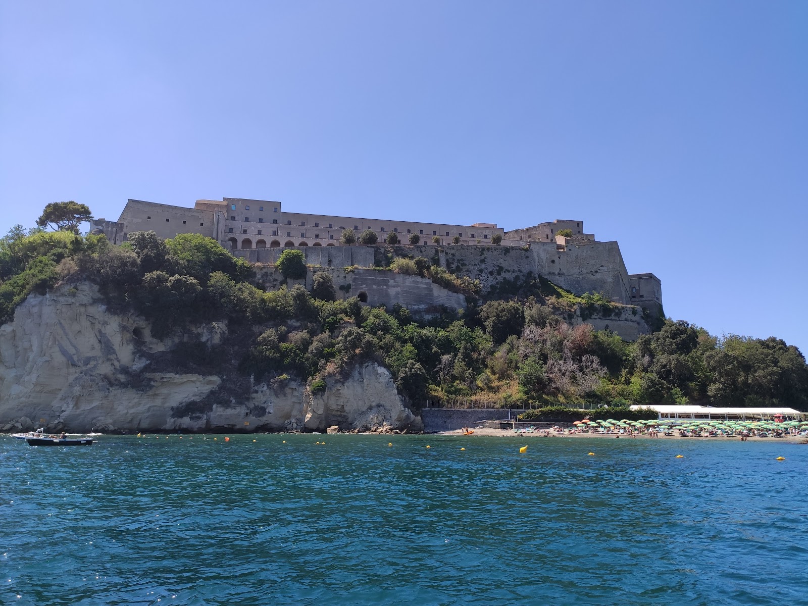 Spiaggia del Castello di Baia'in fotoğrafı dağlarla çevrili