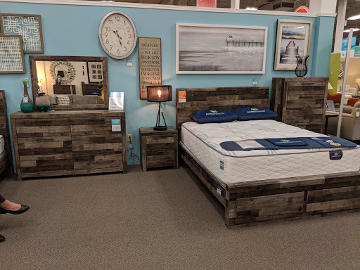 Furniture Store «Raymour & Flanigan Furniture and Mattress Outlet», reviews and photos, 300 NJ-18 #8, East Brunswick, NJ 08816, USA