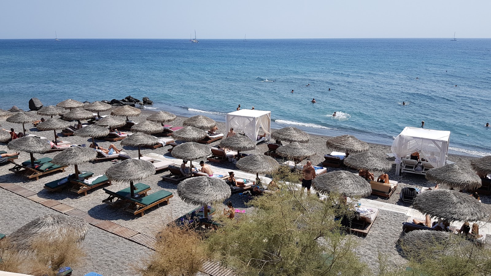 Foto de Theros beach com areia cinza e seixos superfície