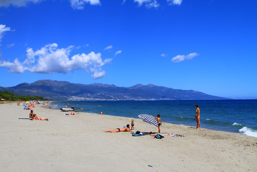 Fotografija Plage de Borgo z turkizna čista voda površino