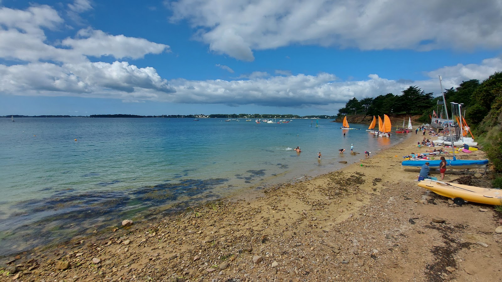 Photo de Plage de Baden avec sable brillant et rochers de surface