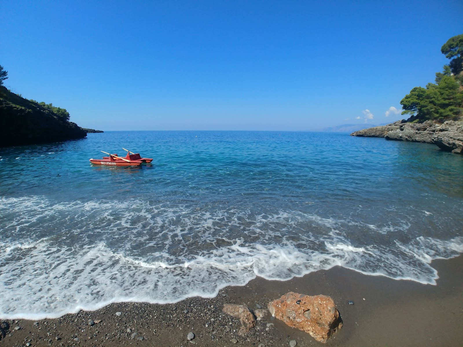 Photo de Spiaggia della Grotta avec l'eau bleu de surface
