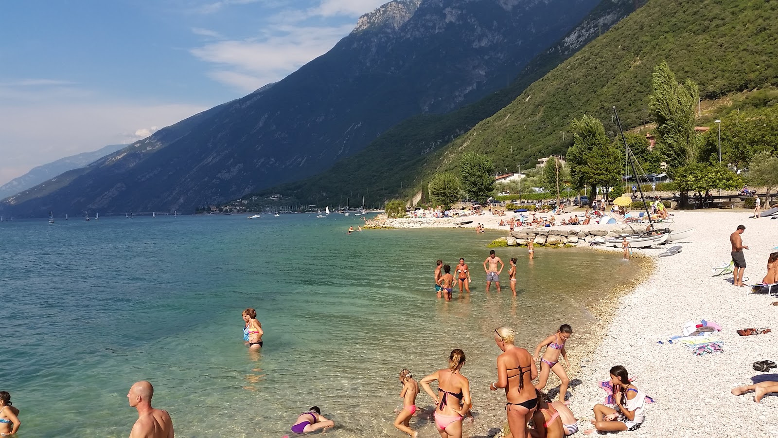 Foto af Malcesine bathing beach og dens smukke landskab