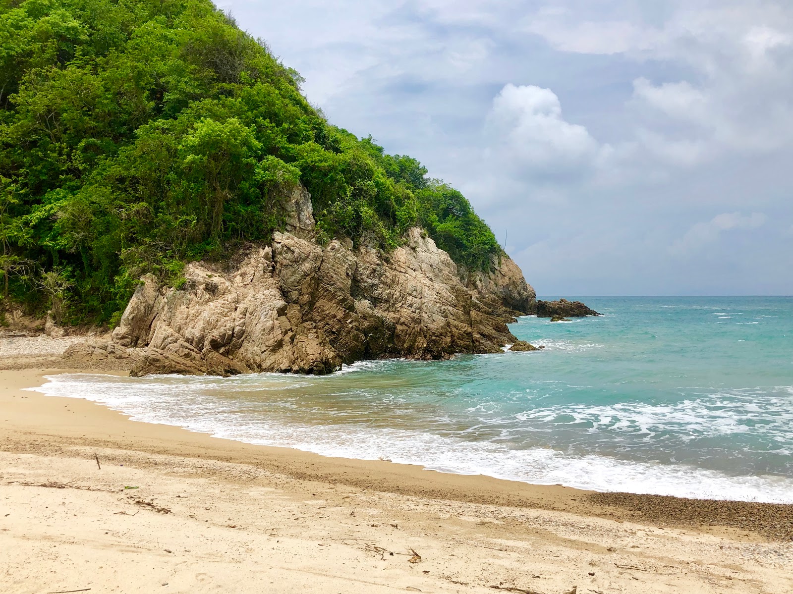 Foto di Playa Joberito circondato da montagne