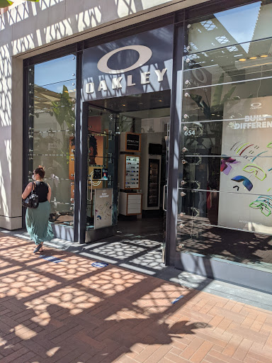 Sunglasses Store «Oakley Store», reviews and photos, 654 Spectrum Center Dr, Irvine, CA 92618, USA