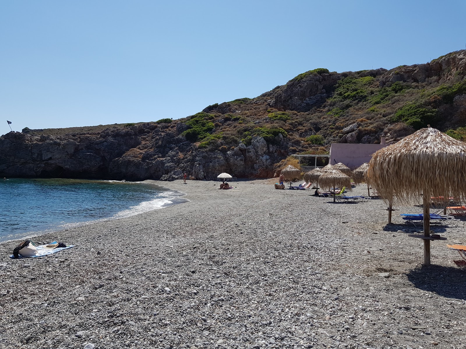 Fourni beach'in fotoğrafı uçurumlarla desteklenmiş