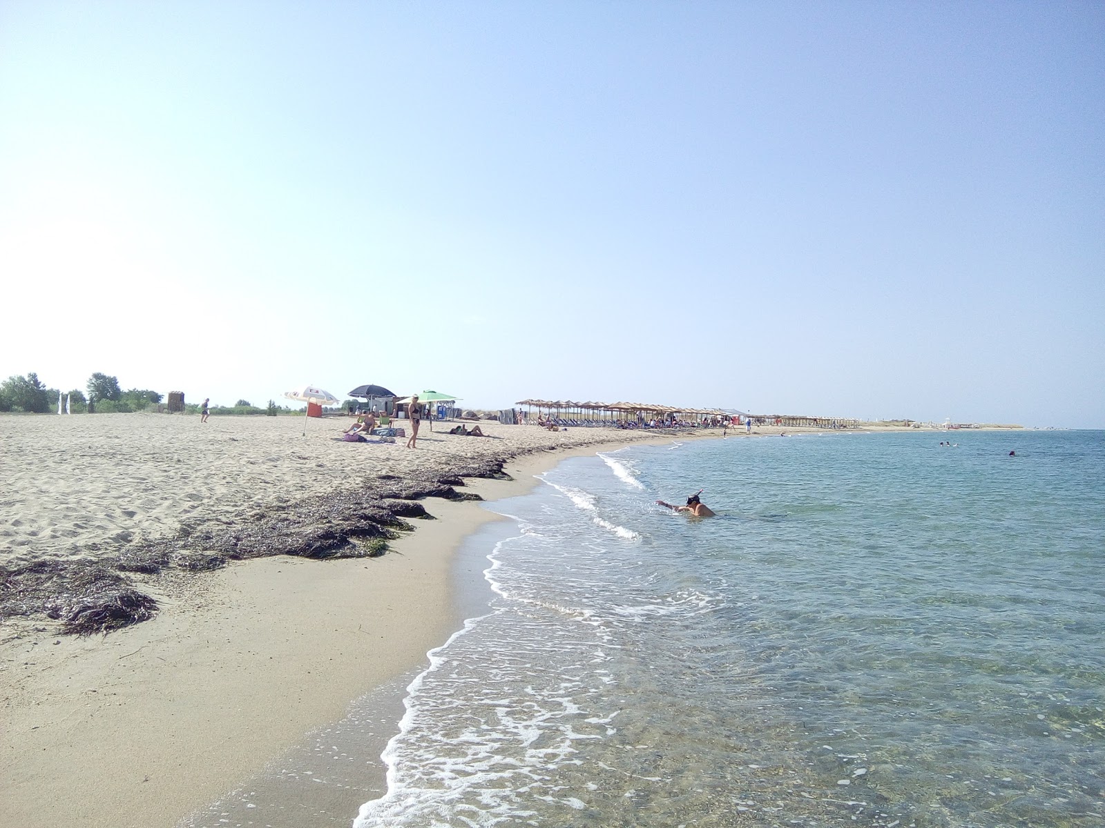 Photo de Nea Iraklia beach avec rivage droit, long
