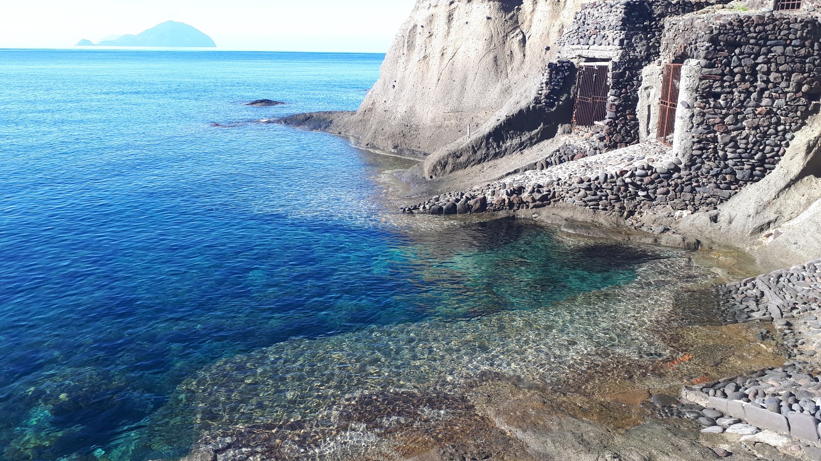 Photo de Pollara Beach protégé par des falaises