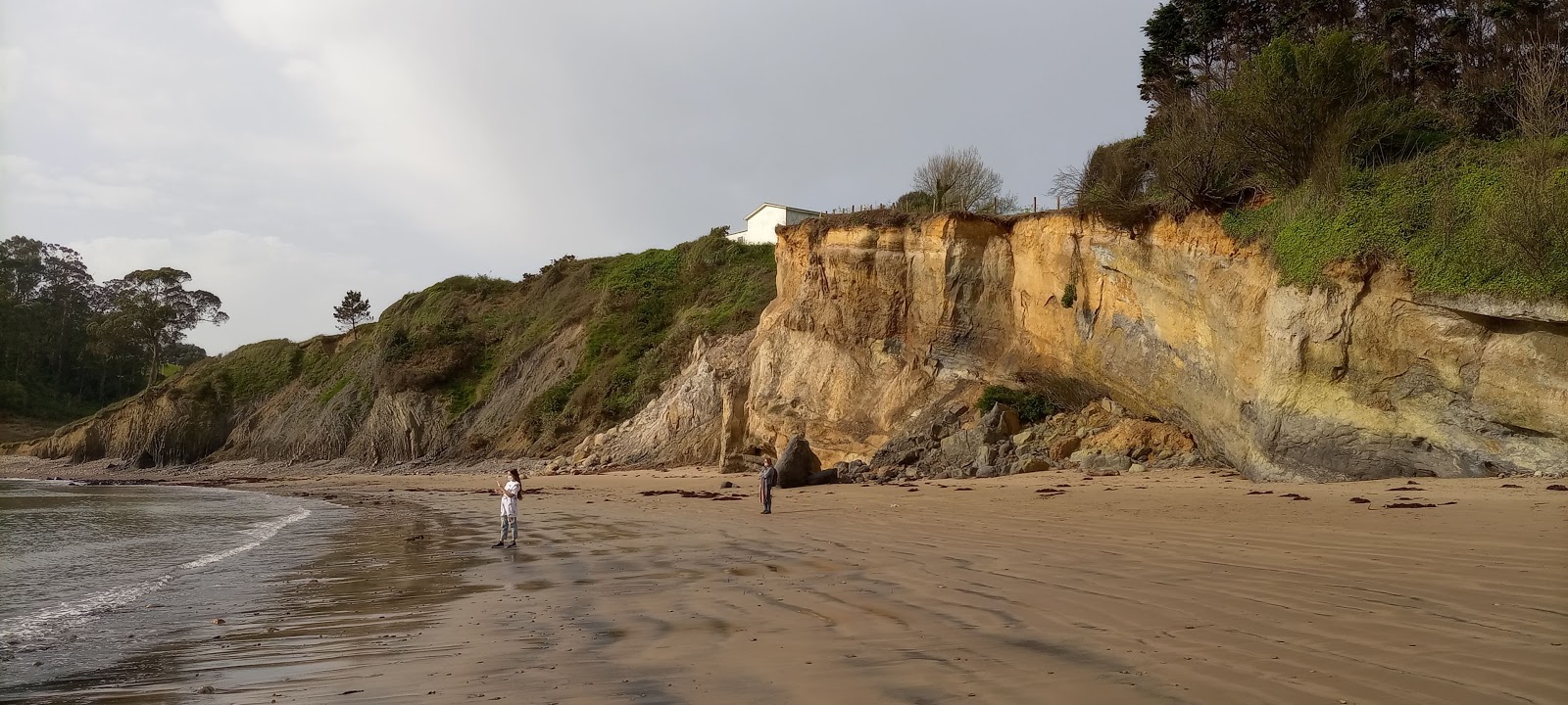 Foto von Playa de San Pedro de Antromero umgeben von Bergen