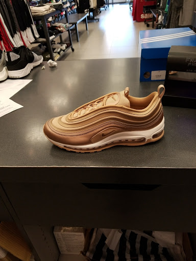 Shopping Mall «Bala Cynwyd Shopping Center», reviews and photos, 59 E City Ave, Bala Cynwyd, PA 19004, USA