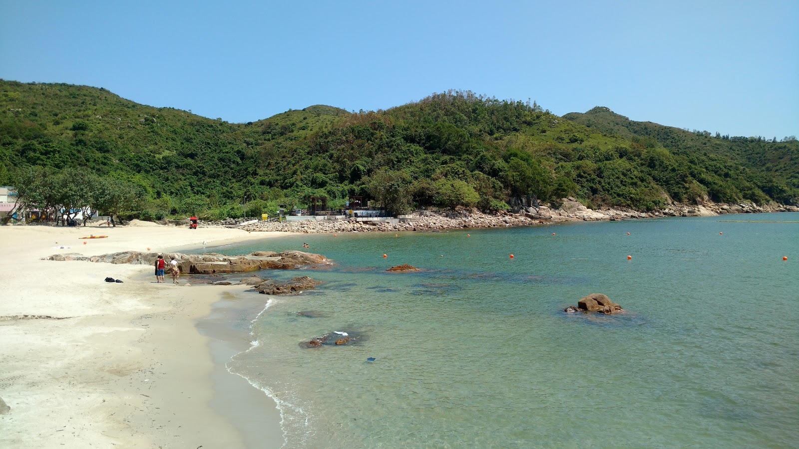 Hung Shing Yeh Beach的照片 带有碧绿色纯水表面