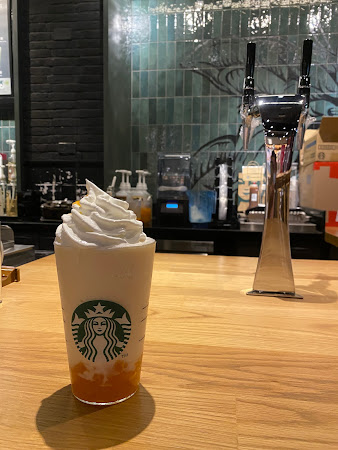 STARBUCKS 星巴克 (駁二誠品門市)