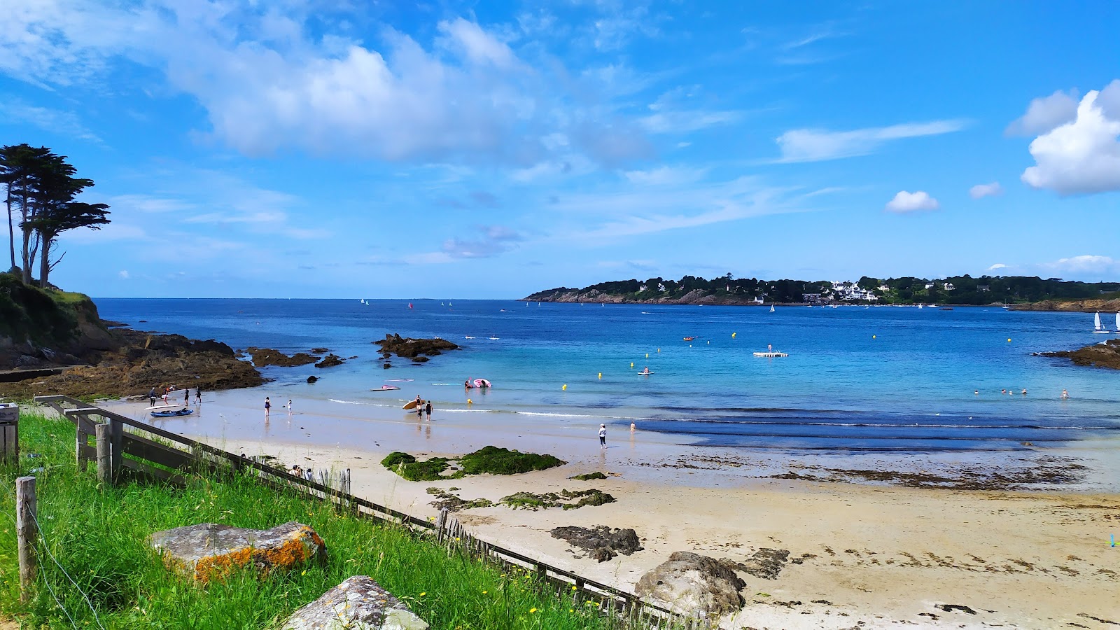 Photo de Plage de Kerfany avec l'eau cristalline de surface