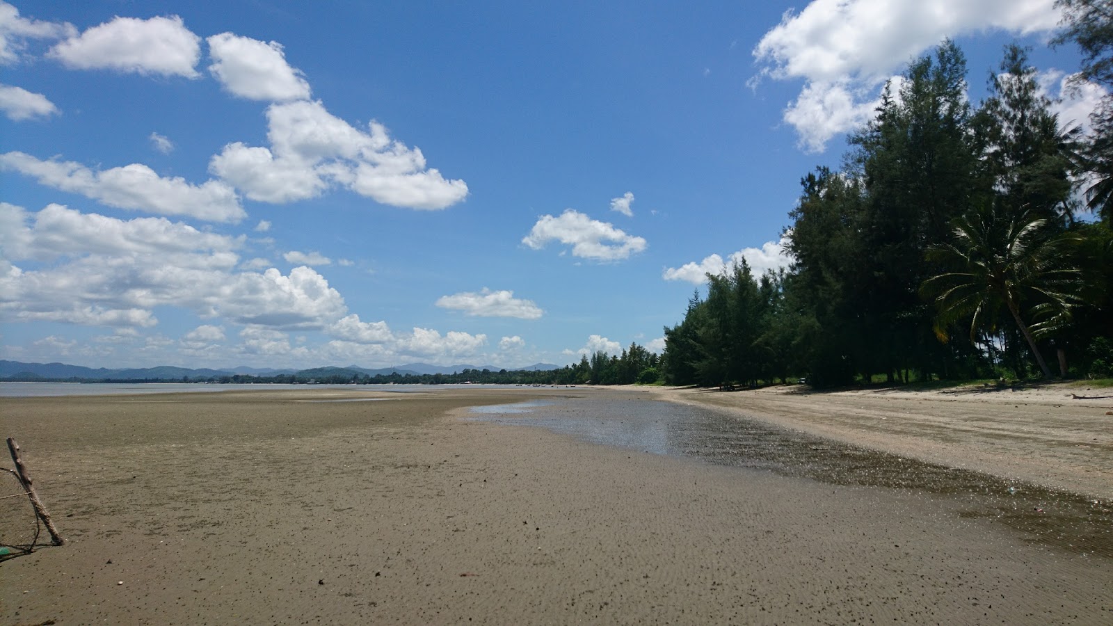 Foto von Mae Ramphueng Beach mit grünes wasser Oberfläche