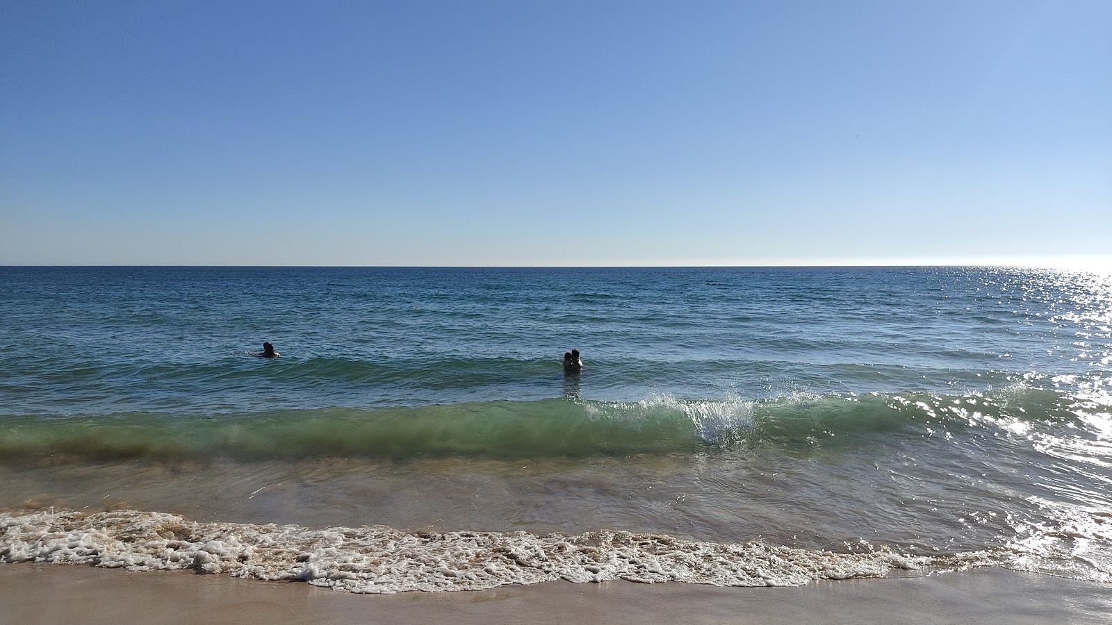 Praia da saude的照片 带有碧绿色水表面